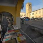 Sabrage di Marcello Lunelli tra le bancarelle di ?Libri sotto i portici? a Castel Goffredo