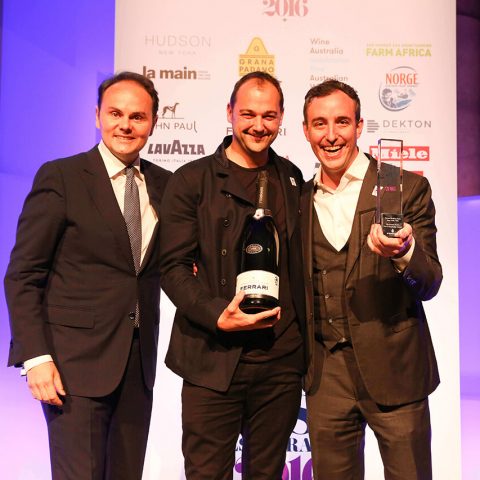 Matteo Lunelli consegna il premio Ferrari Trento Art of Hospitality a Daniel Humm e Will Guidara