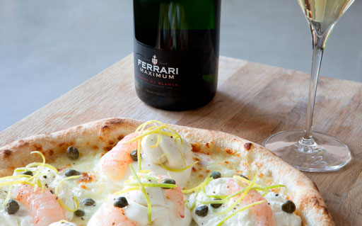 Ferrari Maximum Blanc de Blancs con pizza bianca con burrata, scampi, scorze di cedro e capperi