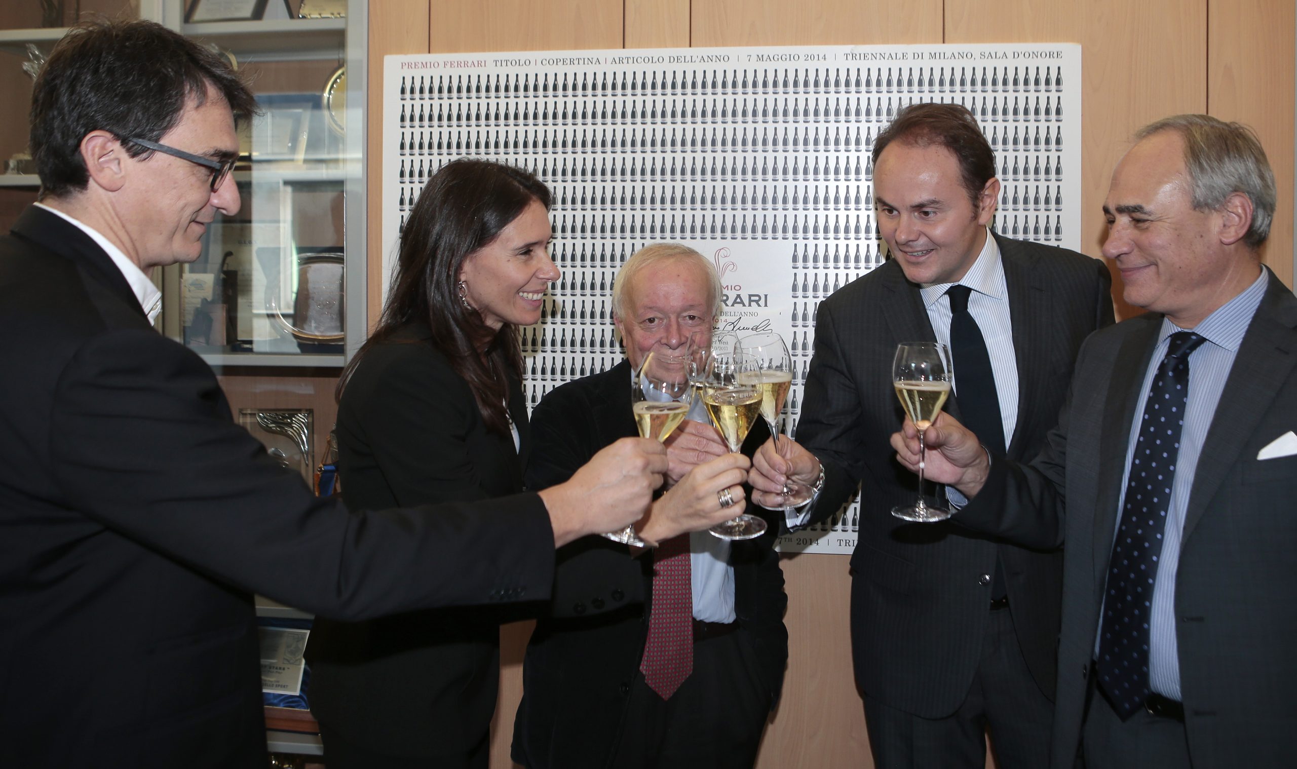 Consegnate al direttore di Sportweek le 1.000 bottiglie di Ferrari Brut per la miglior copertina del 2013