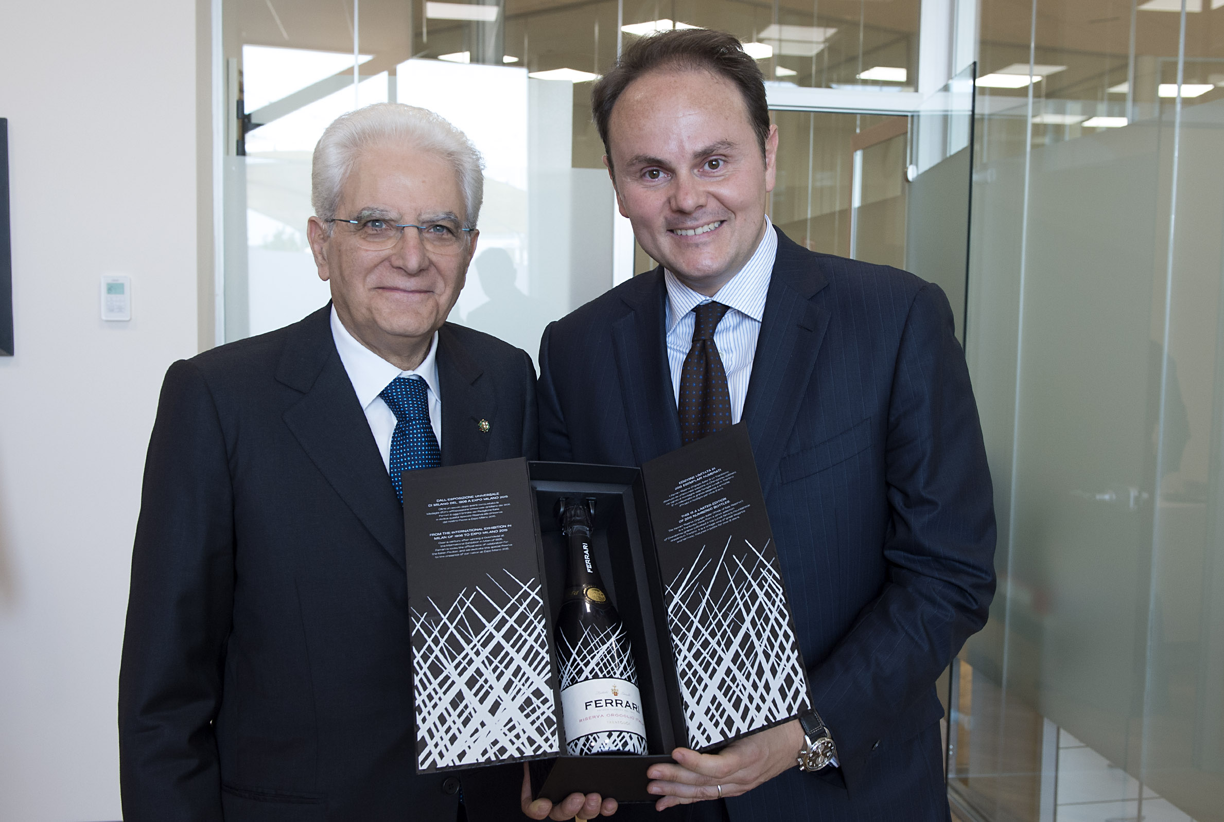 Le Cantine Ferrari consegnano al Presidente Mattarella una delle 2015 bottiglie di Ferrari Riserva Orgoglio Italia