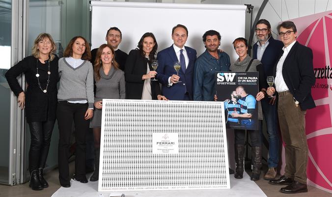 Cantine Ferrari consegnano alla redazione di Sport Week il Premio Ferrari per la copertina dell’anno