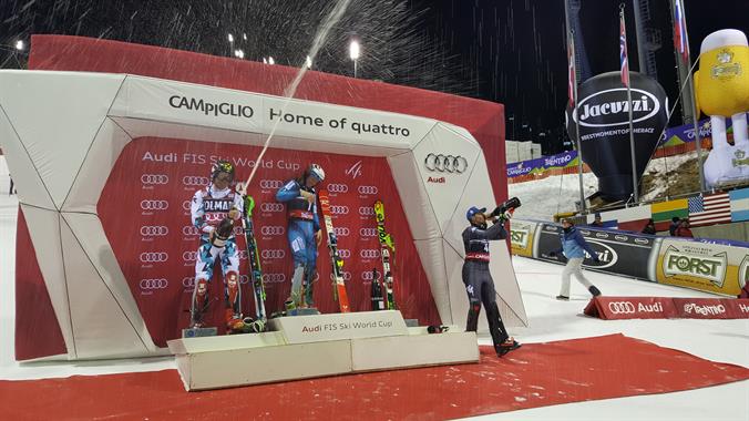 Il podio della 3Tre, la Coppa del Mondo di sci, festeggia con le bollicine Ferrari Trentodoc