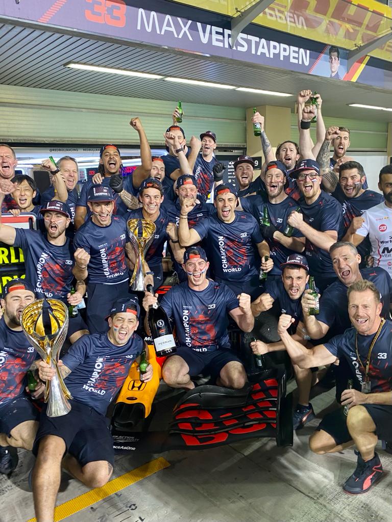 Max Verstappen festeggia con Ferrari Trento la vittoria del Campionato Mondiale di Formula 1®