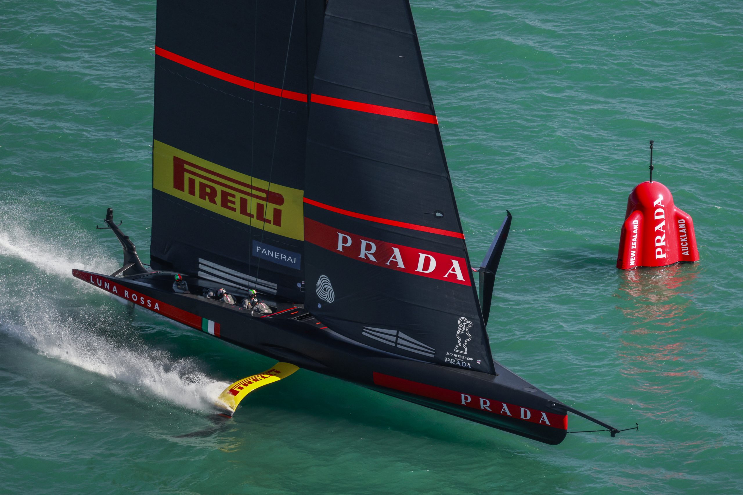 Ferrari insieme al Team Luna Rossa Prada Pirelli per le prime regate nelle acque di Auckland