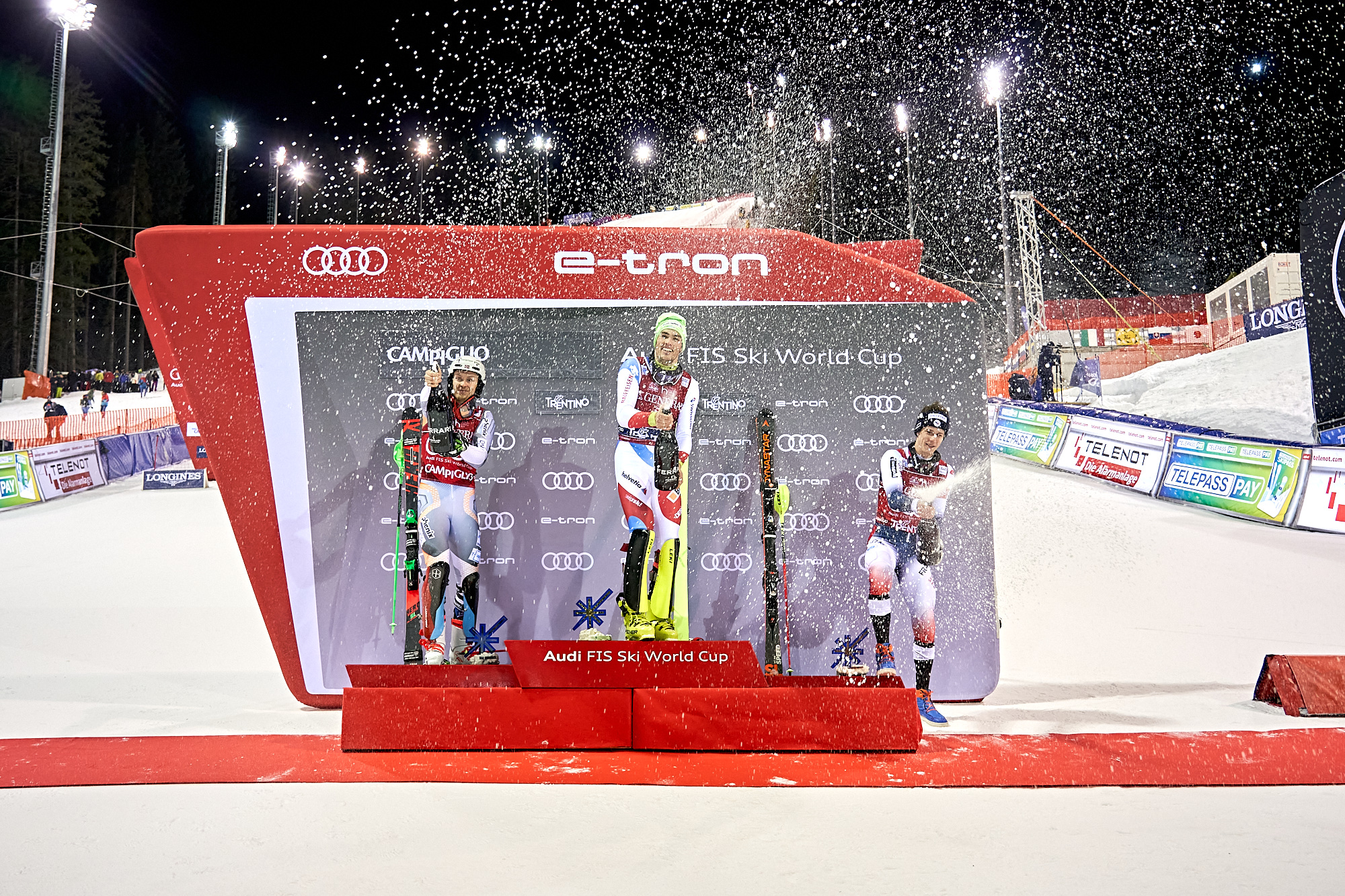 Si brinda con le bollicine Ferrari alla vittoria italiana nella tappa trentina della Coppa del Mondo di Sci
