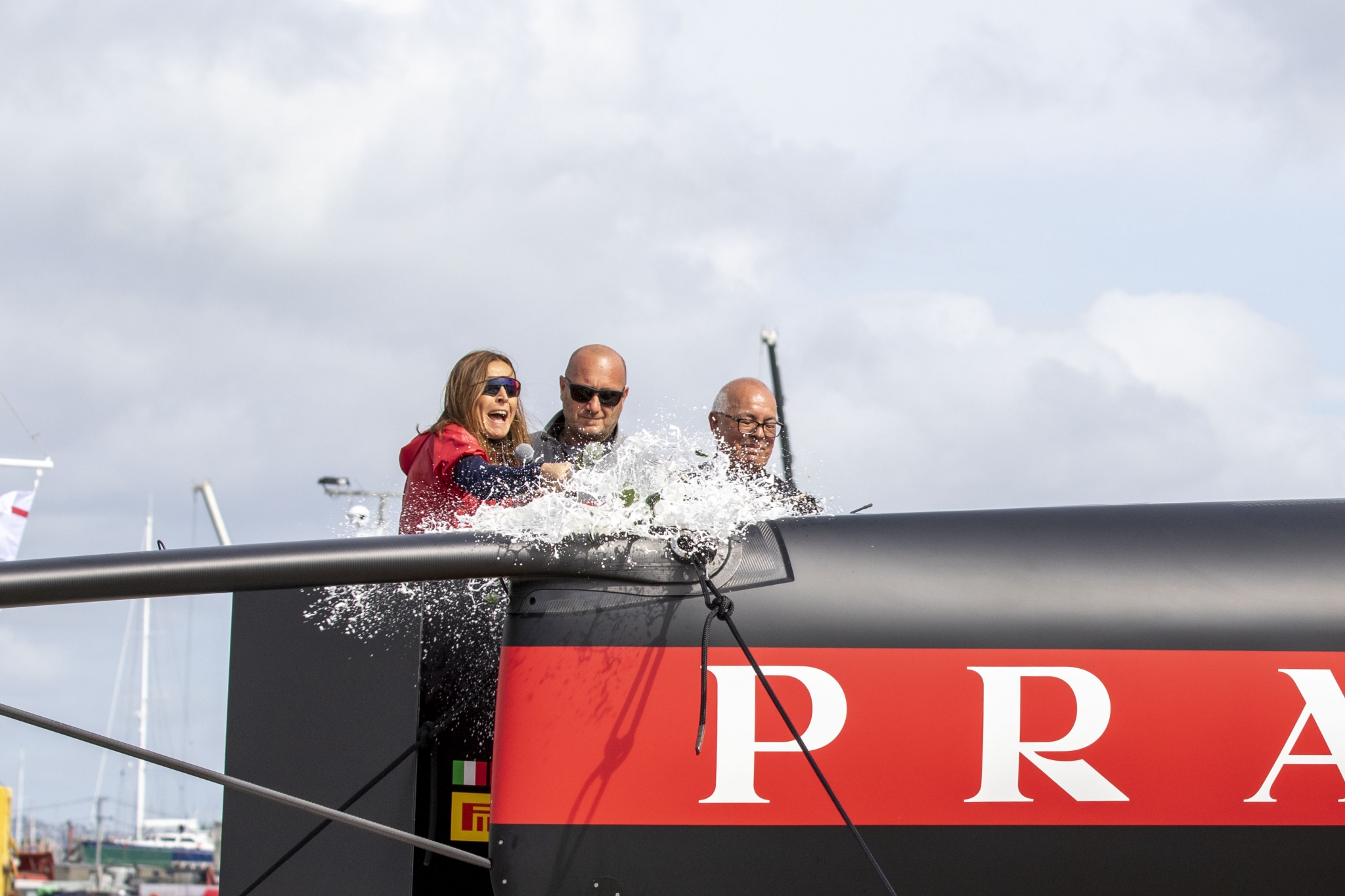 Il team Luna Rossa Prada Pirelli vara con una bottiglia di Ferrari Maximum Blanc de Blancs il secondo AC 75 Luna Rossa a Auckland