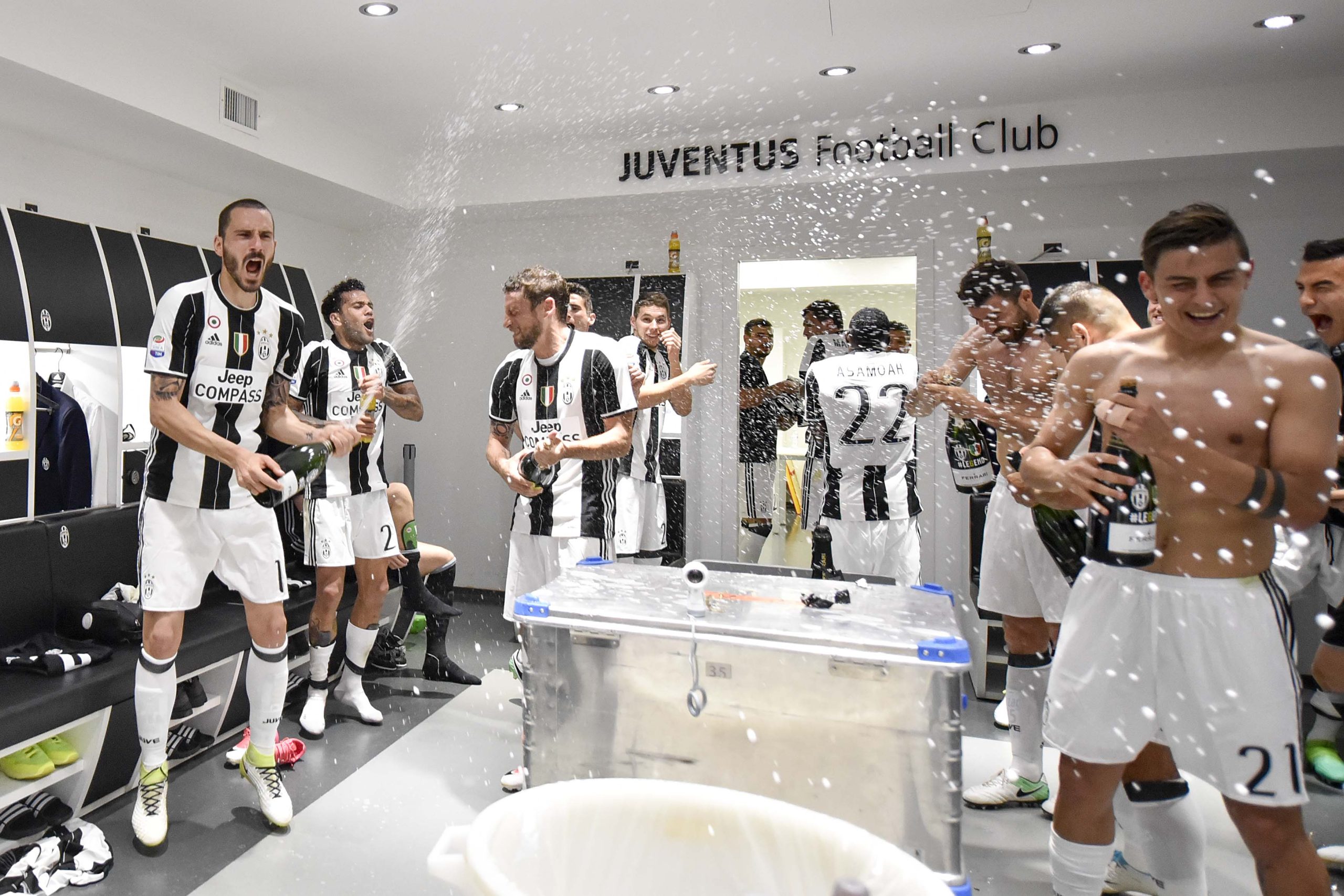 La Juventus dei record brinda con Ferrari  al sesto scudetto consecutivo