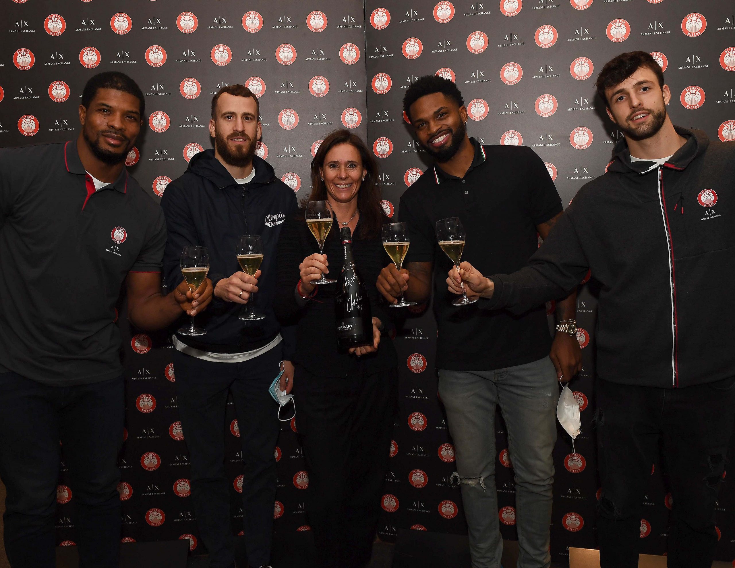 Il brindisi di Natale suggella la partnership tra Ferrari Trento e l’Olimpia Milano