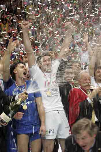 I CAMPIONI D?ITALIA DEL VOLLEY BRINDANO CON FERRARI