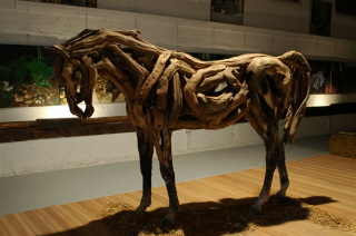 Ferrari dona questo cavallo ad Arte Sella