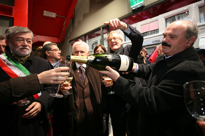 Brindisi con Ferrari per l'inaugurazione di Eataly all'Ambasciatori di Bologna