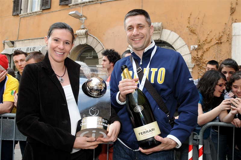 Bagnato dalle bollicine Ferrari il trionfo a Praga in Champions League dei pallavolisti trentini