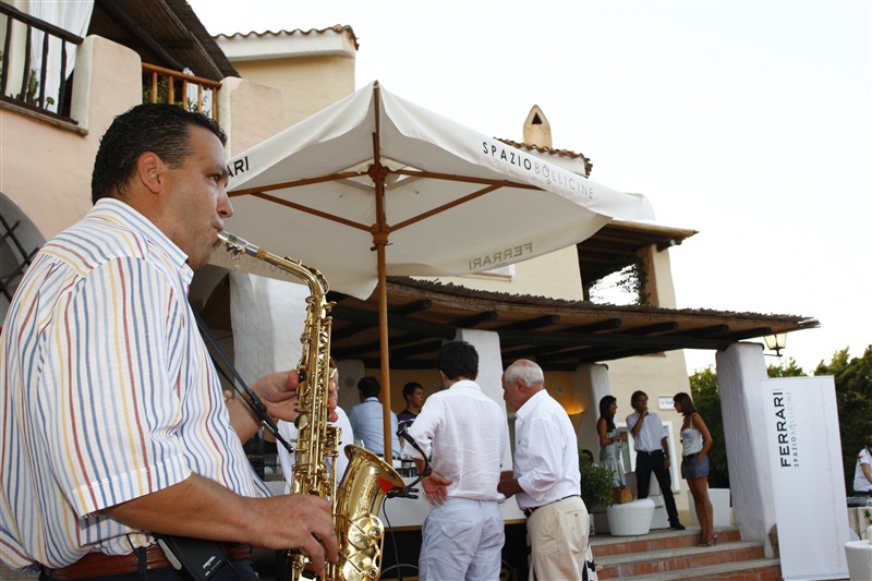 An ordinary society evening at Porto Cervo with the opening of Ferrari Spazio Bollicine