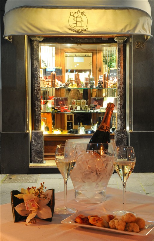 Grande serata al Ferrari Spazio bollicine Gran Caffè La Caffettiera di Napoli