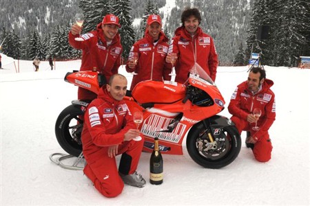 Ferrari bubbles are used to baptize the new Ducati at Wrooom