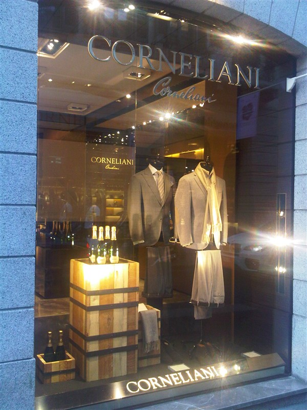 Ferrari in passerella nelle boutique di Corneliani e Versace per ?La vendemmia di via Montenapoleone?