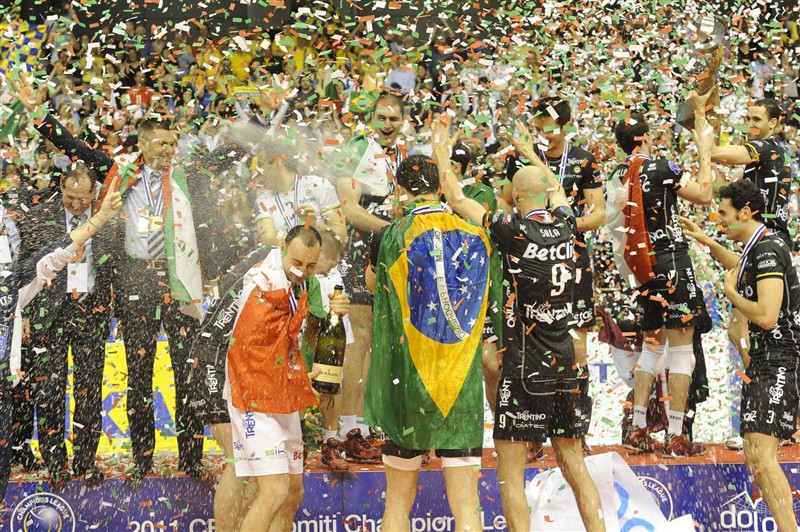 Nella Champions League di pallavolo si festeggia sempre con bollicine Ferrari