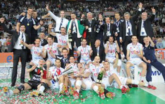 Festeggiato in campo con bollicine Ferrari l?ennesimo scudetto dei pallavolisti trentini