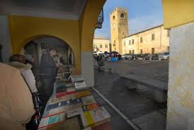 Sabrage di Marcello Lunelli tra le bancarelle di ?Libri sotto i portici? a Castel Goffredo