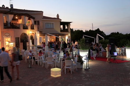 Brindisi al Ferrari Spazio Bollicine di Porto Cervo per festeggiare i 50 anni della Costa Smeralda