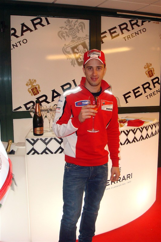 At Wrooom relax with Ferrari sparkling wine: Alonso, Massa, Hayden and Dovizioso