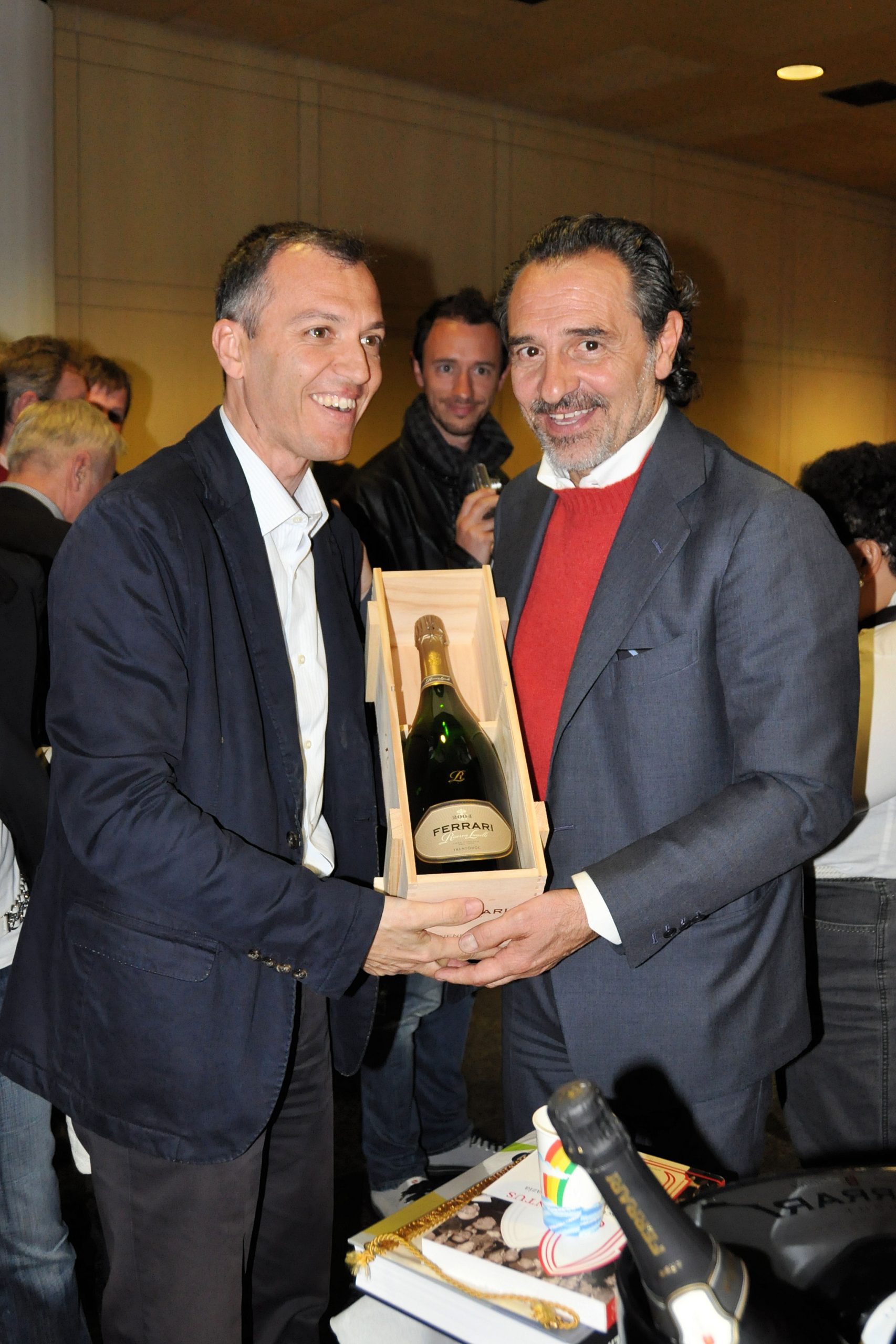 C?è anche il commissario degli azzurri di calcio Cesare Prandelli tra i grandi amici del Ferrari