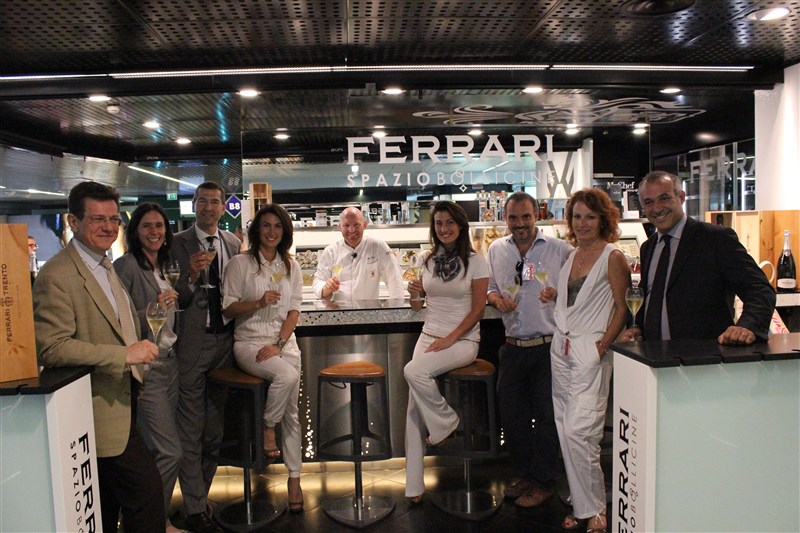 Un brindisi all?estate nel Ferrari Spazio Bollicine per il nuovo menu estivo
