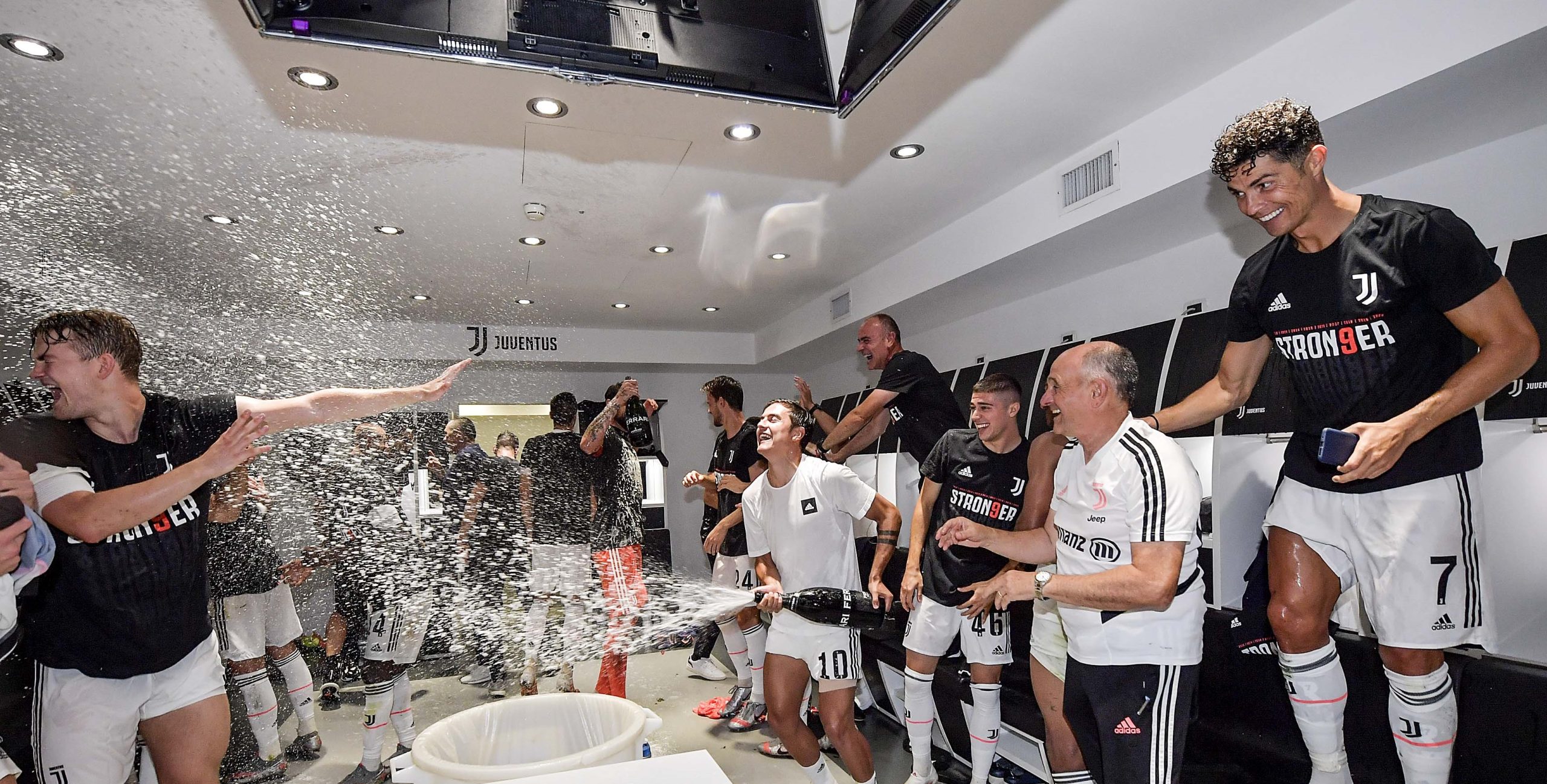 Juventus brinda #ToTheMaximum con le bollicine Ferrari al nono scudetto consecutivo