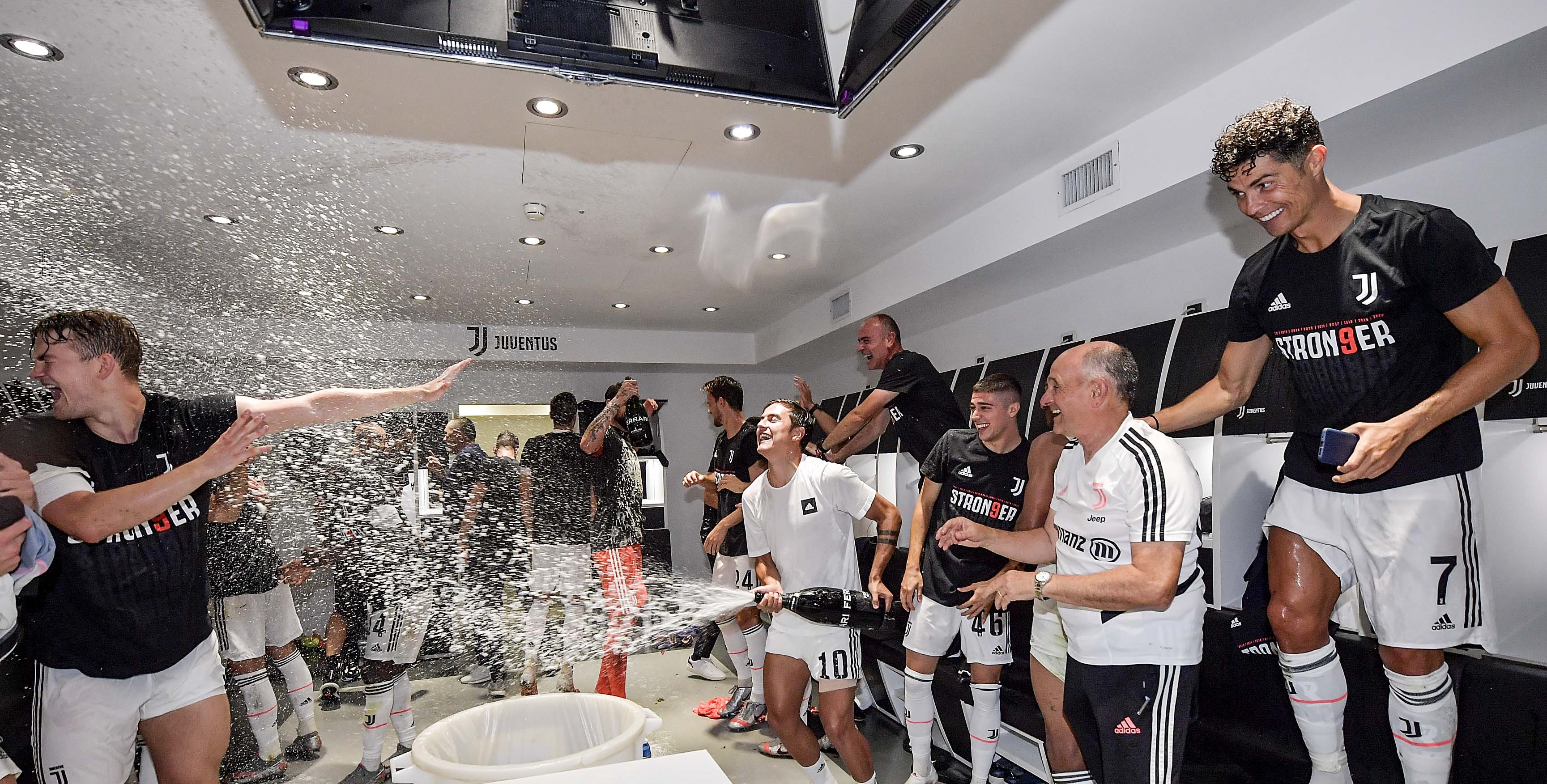 Juventus celebrates #ToTheMaximum their ninth successive Championship win with Ferrari’s sparkling wines